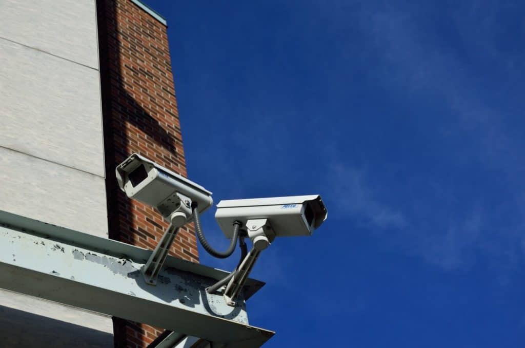 Isang hanay ng mga CCTV camera para sa pagsubaybay sa empleyado.