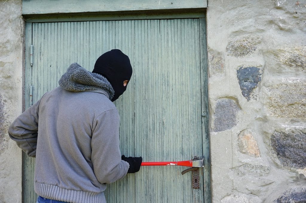 Злодій із відчиненими дверцятами, що вказують на викрадення браузера