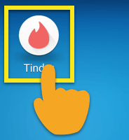 Mobilās ierīces ekrāns ar iezīmētu lietotnes Tinder ikonu.