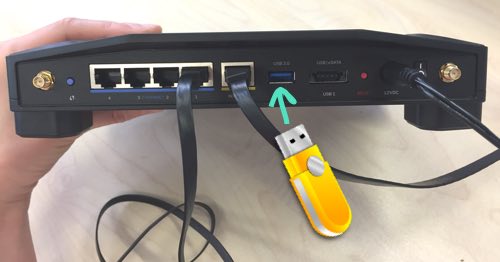 вставьте USB в роутер OpenWRT