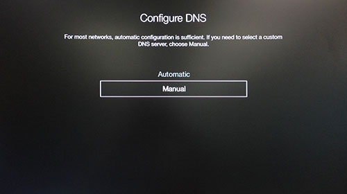 Apple TV Configurează meniul DNS cu Manual evidențiat.